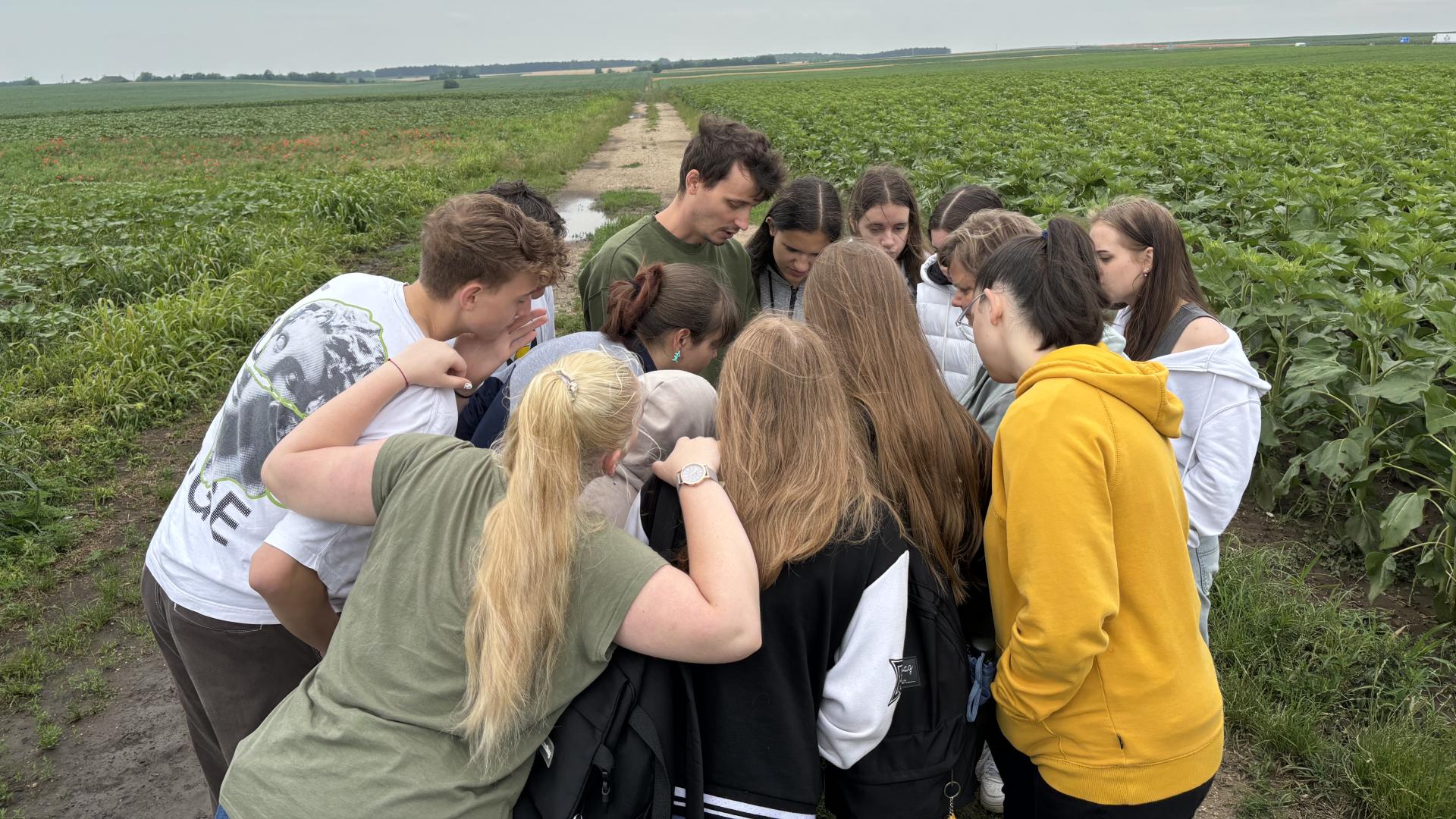 Studenti impegnati in un progetto di orticoltura con tecnologia dei droni